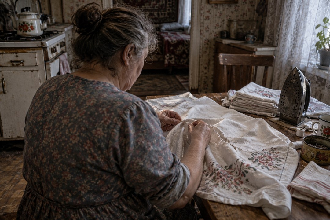 «Откуда это взялось?» - спросила сестра про телевизор. Я включила его и показала дату покупки